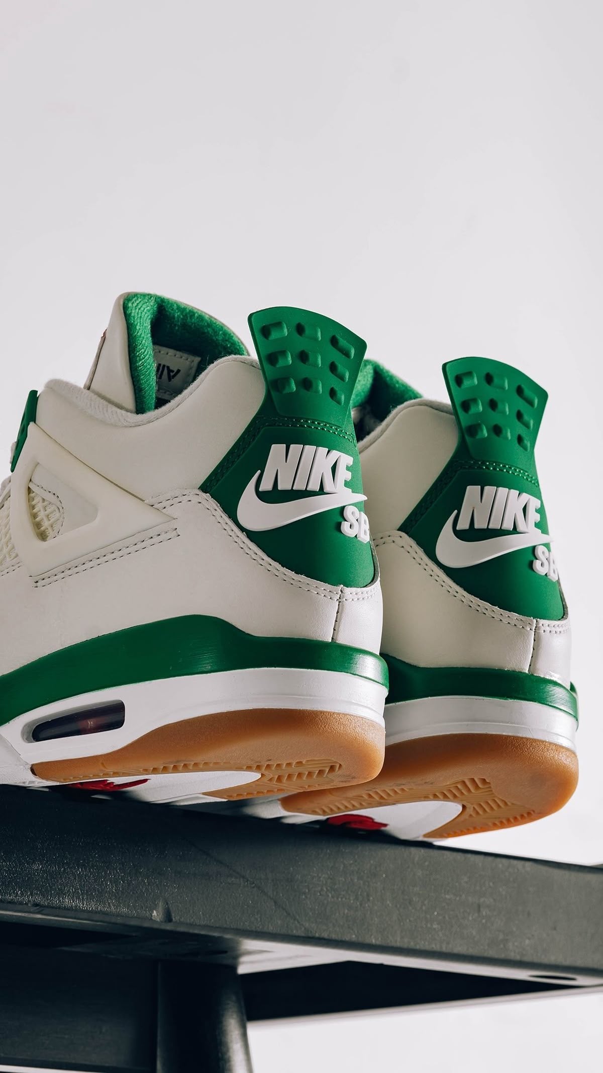 Nike SB x Air Jordan 4
Pine Green| LUXURY EMPORIUM | SNEAKERS MEN
