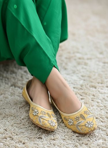 SWAG JUTTI | YELLOW TRADITIONAL EMBROIDERY HEAVY WORK |PARTYWEAR JUTTI MOJRI | LUXURYEMPORIUM | RAWSHOE|