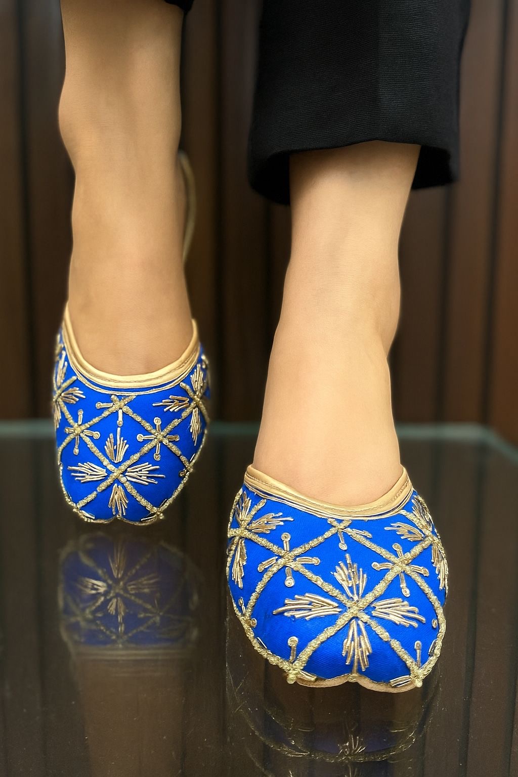 SWAG JUTTI | TRADITIONAL EMBROIDERY HEAVY WORK |PARTYWEAR JUTTI MOJRI |
LUXURYEMPORIUM | RAWSHOE|