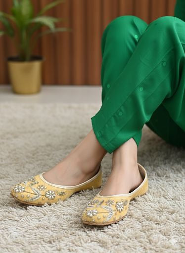 SWAG JUTTI | YELLOW TRADITIONAL EMBROIDERY HEAVY WORK |PARTYWEAR JUTTI MOJRI | LUXURYEMPORIUM | RAWSHOE|