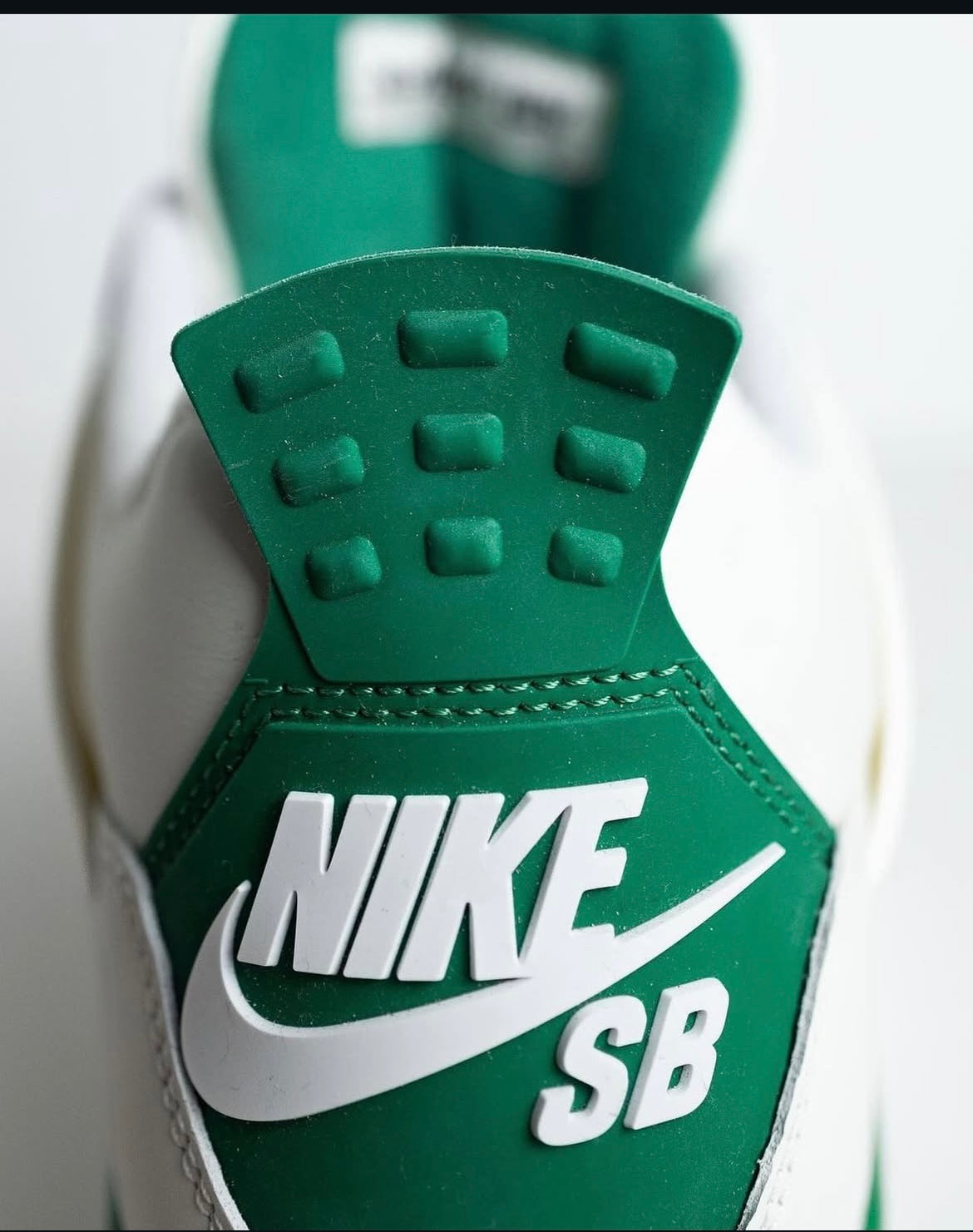 Nike SB x Air Jordan 4
Pine Green| LUXURY EMPORIUM | SNEAKERS MEN