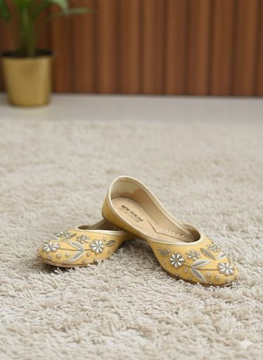 SWAG JUTTI | YELLOW TRADITIONAL EMBROIDERY HEAVY WORK |PARTYWEAR JUTTI MOJRI | LUXURYEMPORIUM | RAWSHOE|